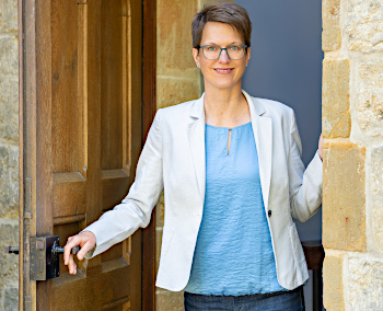 Kantorin Birke Schreiber an der Tür der Isselhorster Kirche
