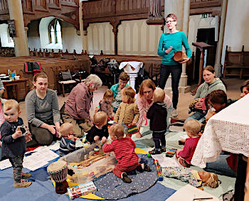 Babykirchenliedersingen in der Kirche im Juni 2024