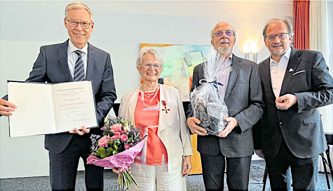BundesverdienstkreuzSchallenberg650 Das Bundesverdienstkreuz am Band bekam Ute Schallenberg von Landrat Sven-Georg Adenauer (l.) überreicht. Daneben, mit Präsentkorb, Ehemann Wolfgang Schallenberg und Bürgermeister Matthias Trepper. Foto (c) 23.9.2025/NW/Matthias Gans