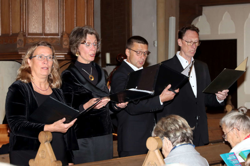 Die Solistinnen und Solisten bei der Aufführung. Foto (c) 24.9.2025/NW/Edwin Rekate