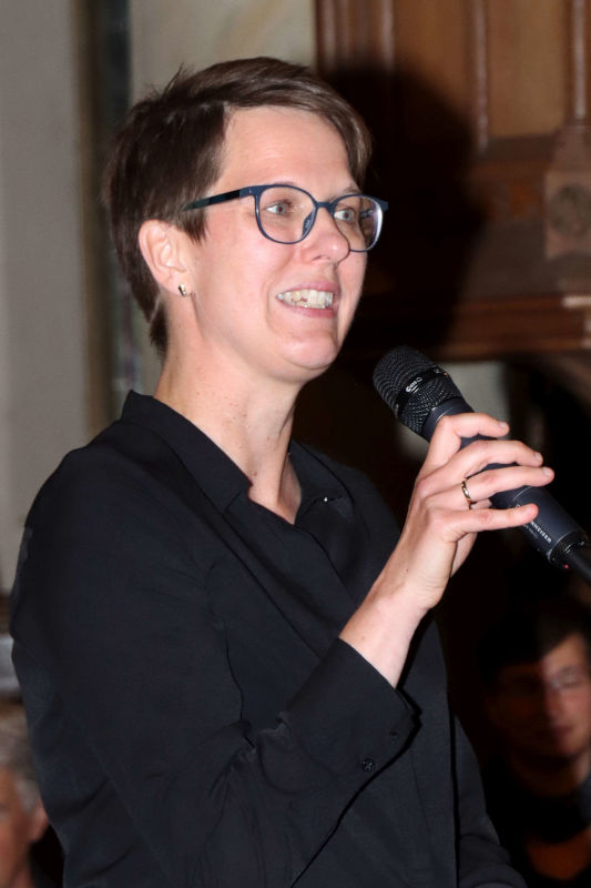 Kantorin Birke Schreiber mit Mikrofon. Foto (c) 24.9.2025/NW/Edwin Rekate