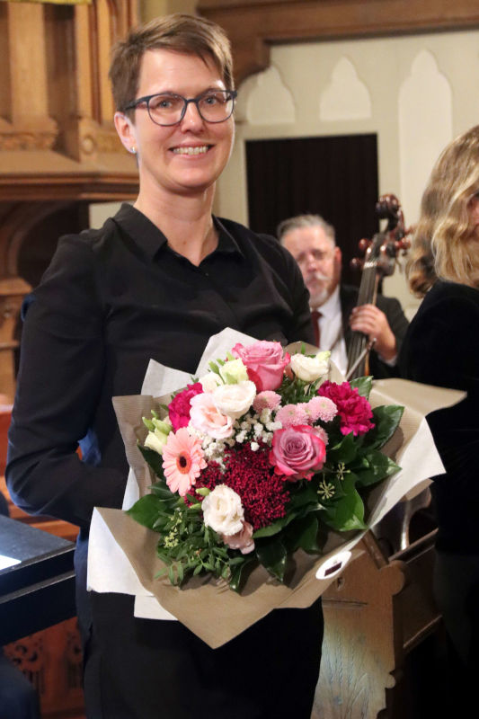 Birke Schreiber mit Blumenstrauß nach der Aufführung. Foto (c) 24.9.2025/NW/Edwin Rekate