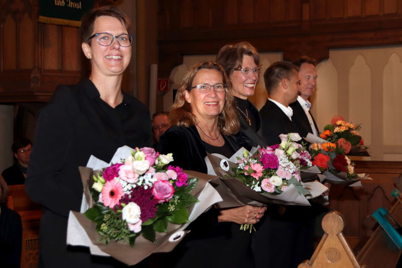 Kantorin Birke Schreiber und die Solistinnen und Solisten nach der Aufführung. Foto (c) 24.9.2025/NW/Edwin Rekate