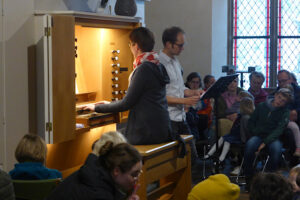 Birke Schreiber an der Orgel