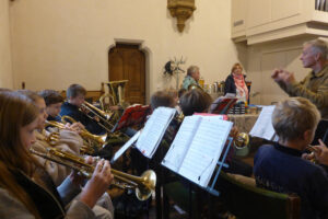 Jungbläserinnen und Jungbläser in der Kirche