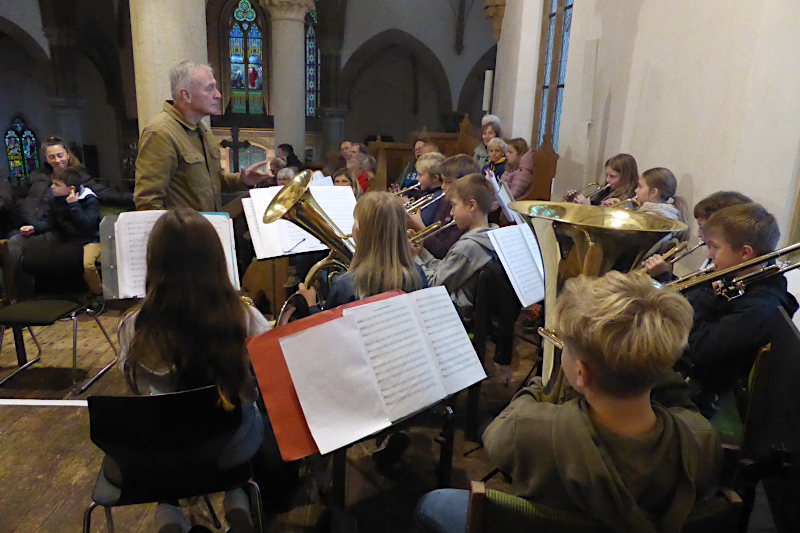Jungbläserinnen und Jungbläser in der Kirche