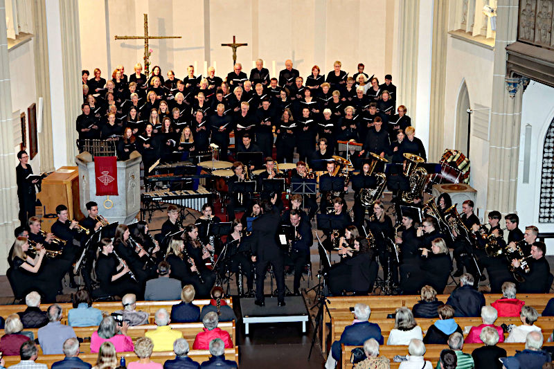 Blick in den Altarraum bei der Aufführung des Konzerts "Korps und Chor"