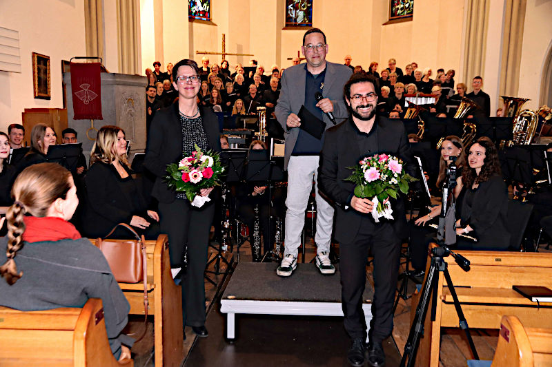 Blick in den Altarraum bei der Aufführung des Konzerts "Korps und Chor"