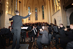 Blick in den Altarraum bei der Aufführung des Konzerts "Korps und Chor"