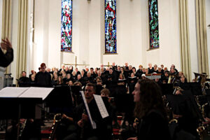 Blick in den Altarraum bei der Aufführung des Konzerts "Korps und Chor"
