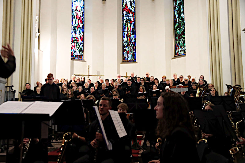 Blick in den Altarraum bei der Aufführung des Konzerts "Korps und Chor"